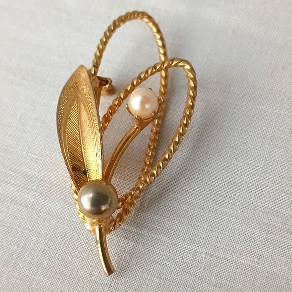 Mid Century Culture Pearl Gold Tone Broach - Picture 2 of 7